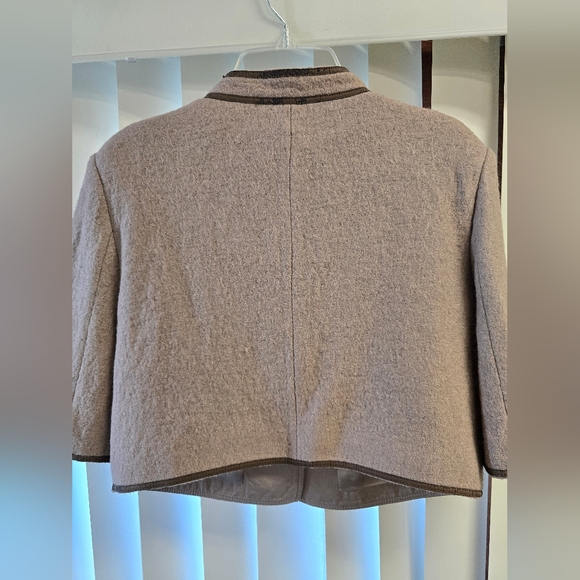 BCBG classic short coat in soft wool-blend fabric. - Picture 7 of 10